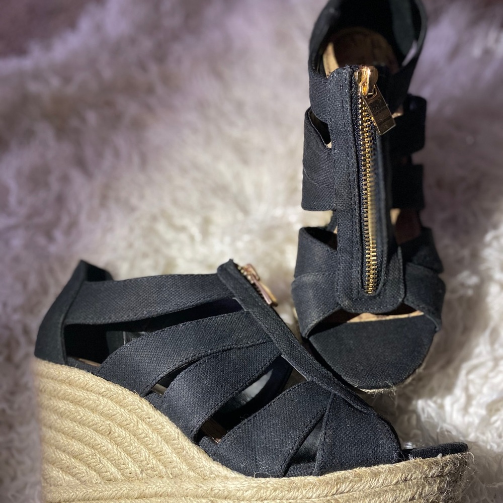 Classy wedge for a simple outing